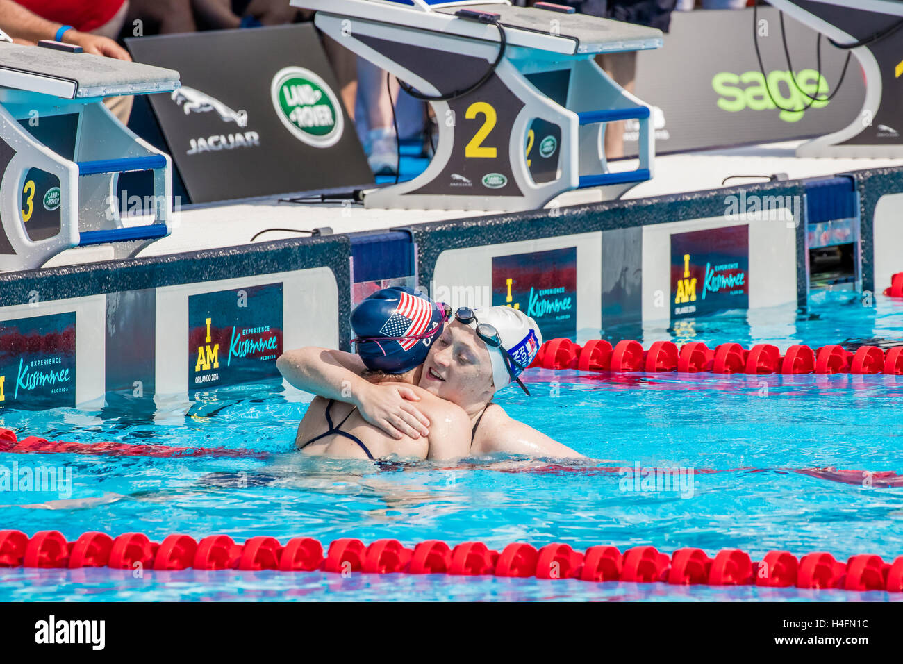 Après avoir remporté la médaille d'or chez les femmes de la LC 50 mètres brasse DSI, Zoe Williams du Royaume-Uni donne Randi Gavell des États-Unis d'une accolade. Cela a eu lieu au cours de la compétition de natation à l'Invictus Games le 11 mai 2016 à l'ESPN Wide World Banque D'Images