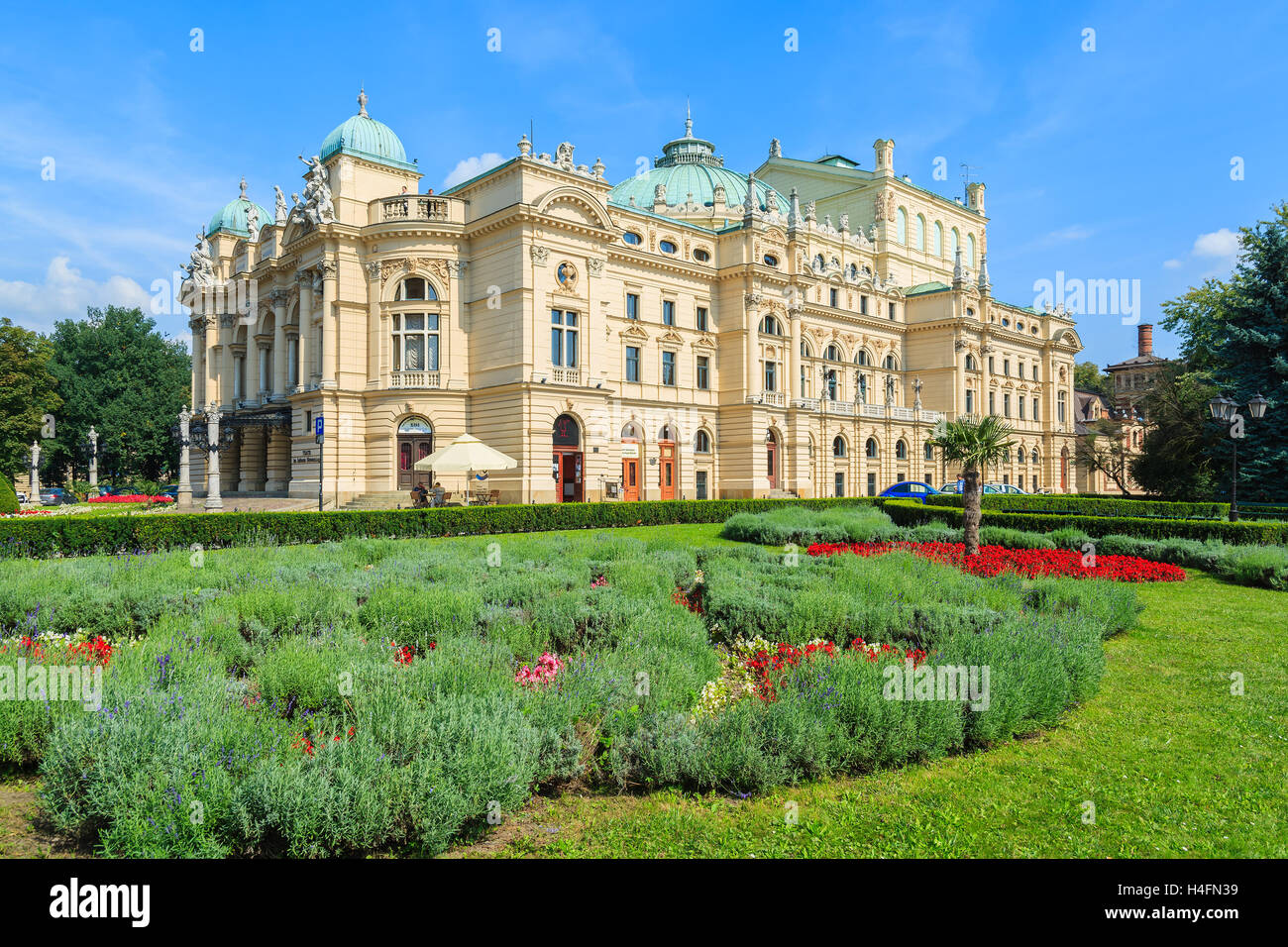 Green Park en face de bâtiment du théâtre Slowackiego à Cracovie, Pologne Banque D'Images