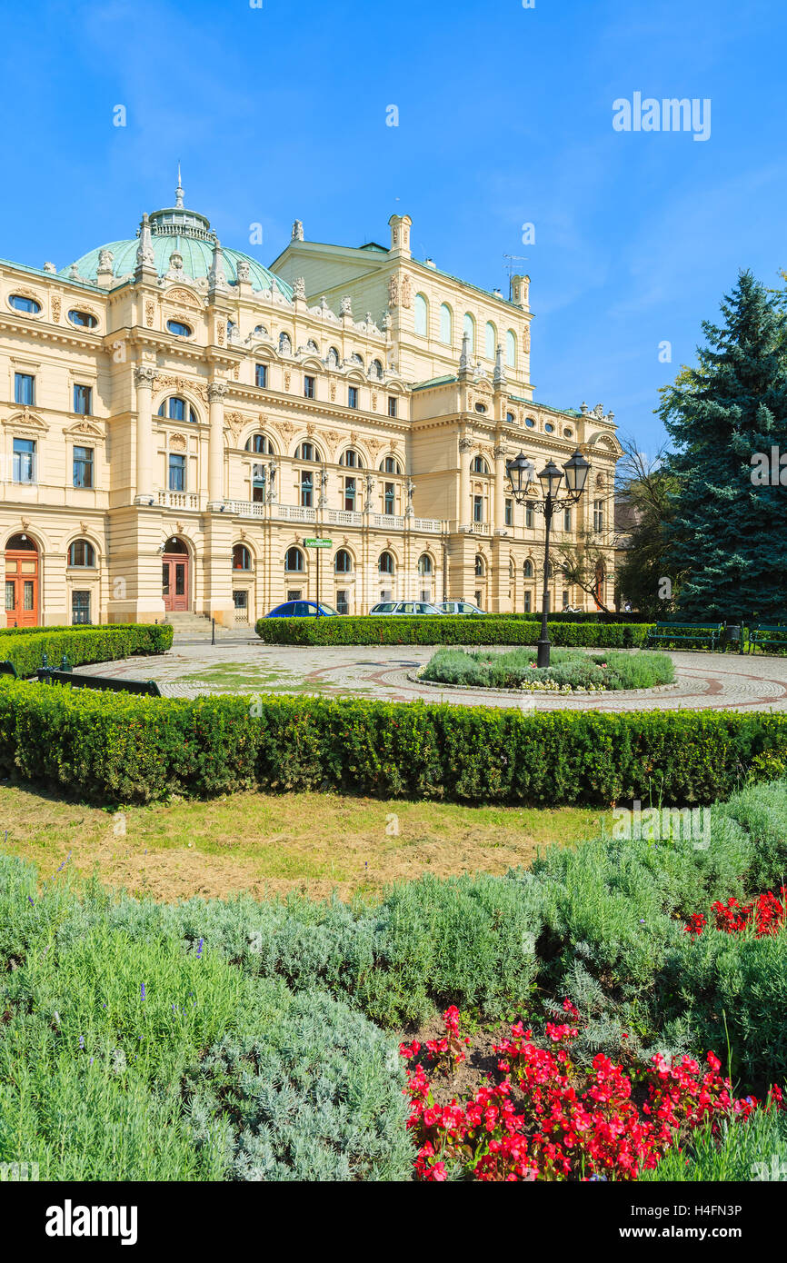 Green Park en face de bâtiment du théâtre Slowackiego à Cracovie, Pologne Banque D'Images