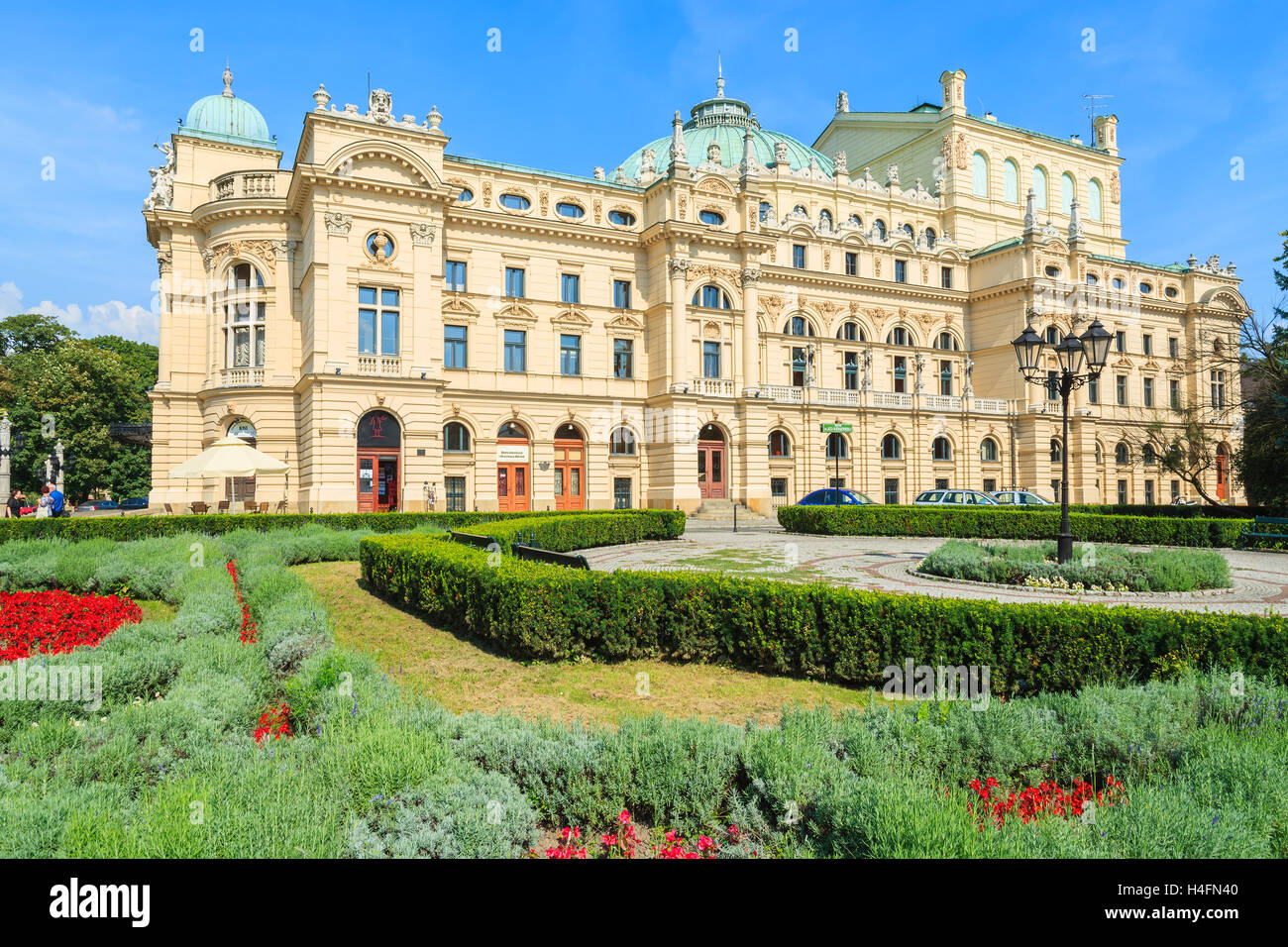 Green Park en face de bâtiment du théâtre Slowackiego à Cracovie, Pologne Banque D'Images