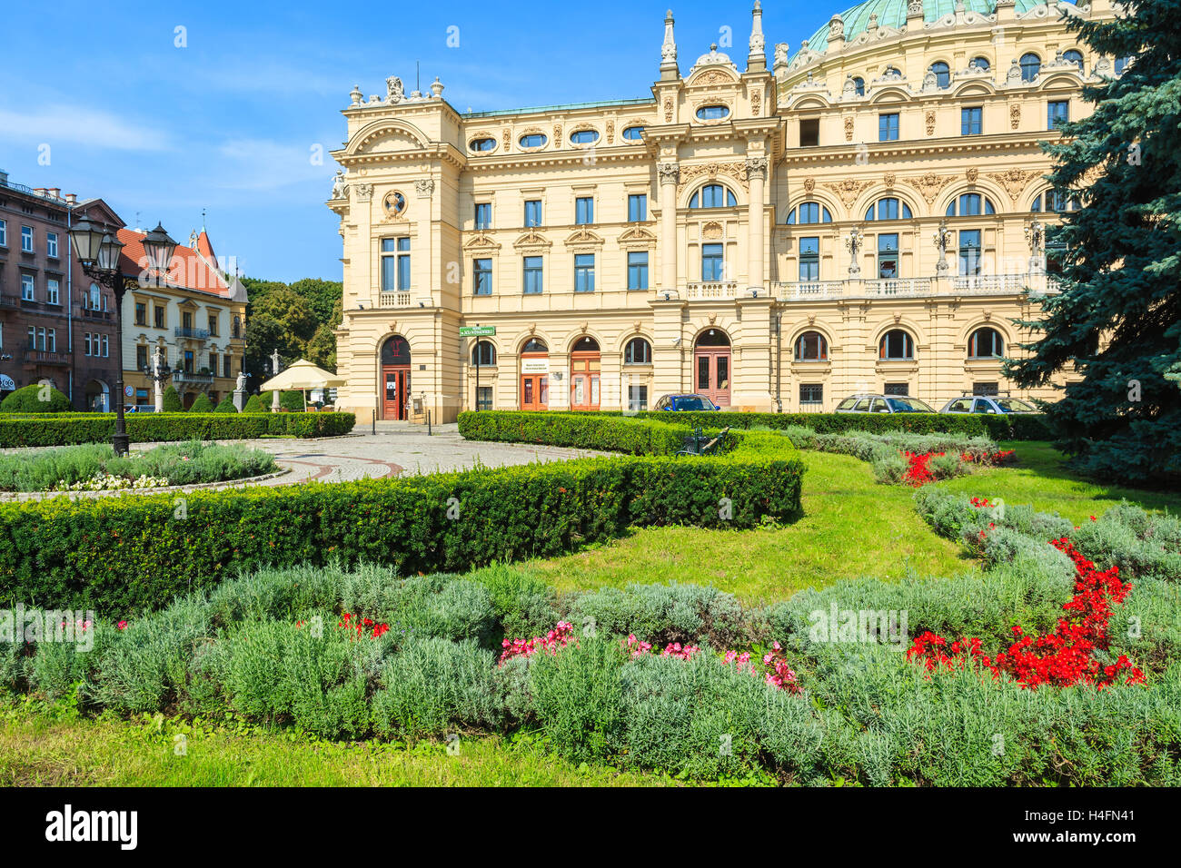 Green Park en face de bâtiment du théâtre Slowackiego à Cracovie, Pologne Banque D'Images