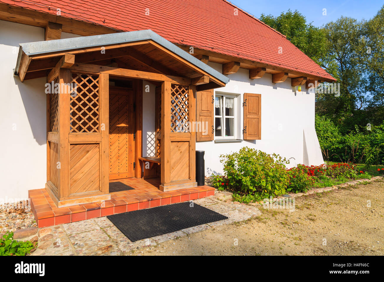 Entrée de maison cottage traditionnel en zone rurale de Radziejowice village, Pologne Banque D'Images