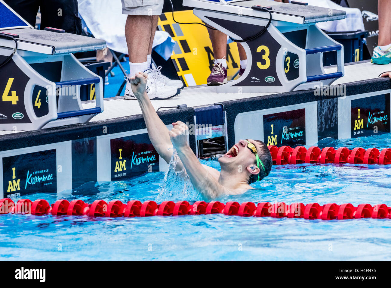 L'euphorisme pure de David Wiseman du Royaume-Uni comme il se rend compte qu'il a remporté l'or dans le 100m nage libre Hommes DSI compétition durant les Jeux Invictus le 11 mai 2016 à ESPN Wide World of Sports à Orlando, Floride. Banque D'Images