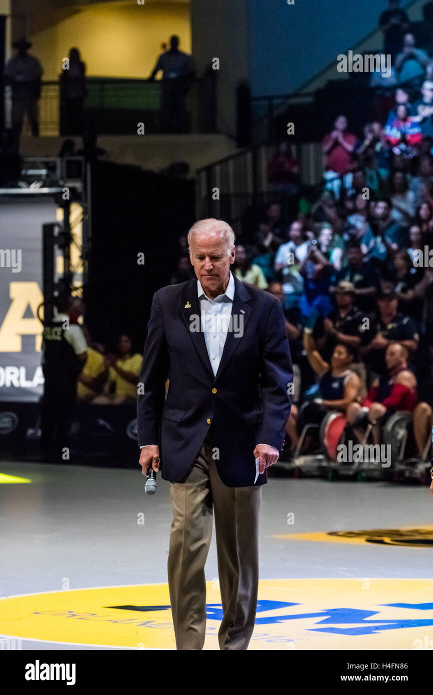 Le vice-président Joe Biden de quitter la cour après avoir parlé à la foule avant de la médaille d'or du Rugby en fauteuil roulant. Le match était entre les USA et le Danemark, au cours de l'Invictus Games le 11 mai 2016 à l'ESPN Wide World of Sports à Orlando Banque D'Images