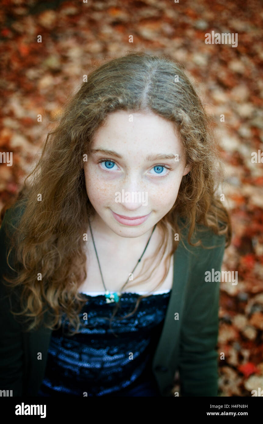 Fille de l'adolescence à l'extérieur à l'automne Banque D'Images