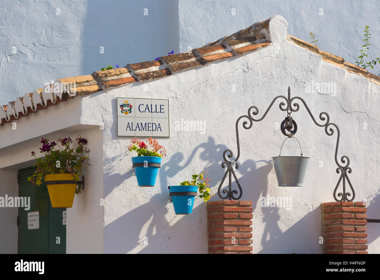 La Cala de Mijas, Costa del Sol, la province de Malaga, Andalousie, Espagne du sud. Coin de rue typique dans le village. Banque D'Images