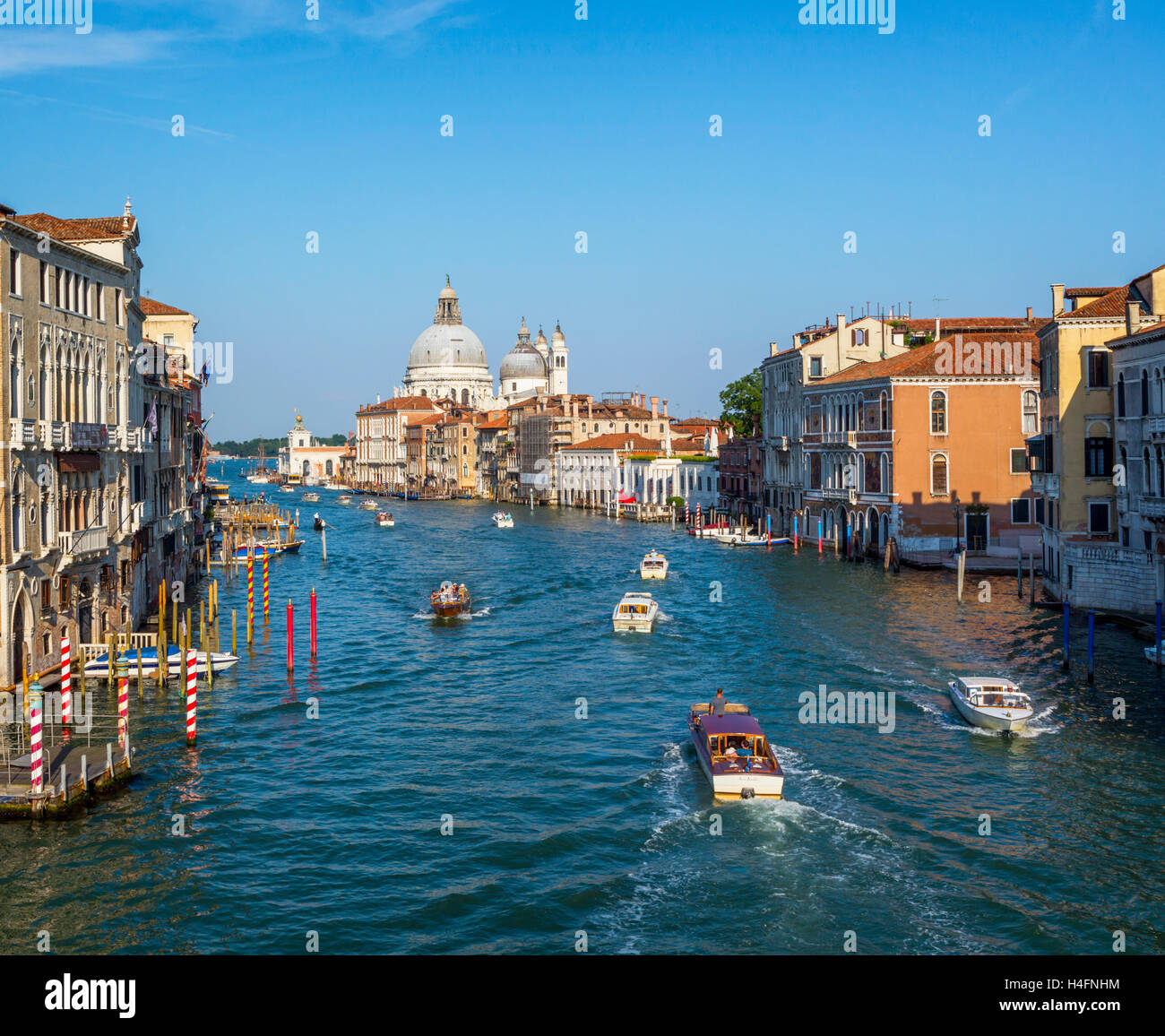 Venise, Venise, Vénétie, province de l'Italie. Vue sur le Grand Canal de Santa Maria della Salute. Banque D'Images