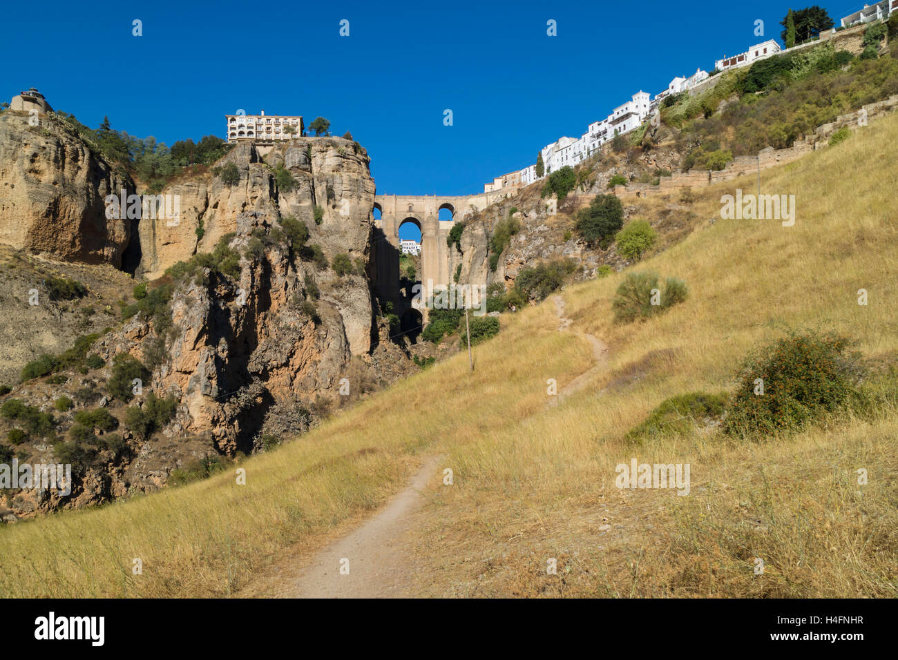 Ronda, Province de Malaga, Andalousie, Espagne du sud. La ville des deux côtés de la gorge El Tajo, vue du dessous. Banque D'Images