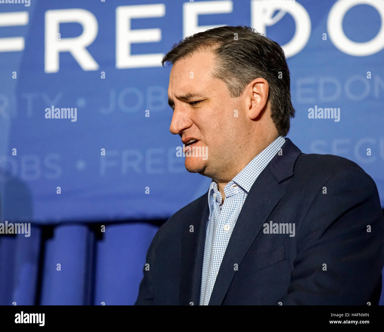 Ted Cruz n'est pas heureux tout en se préparant à prendre la parole lors de la manifestation, avec Ted Cruz à Jeffersonville, Indiana. Banque D'Images