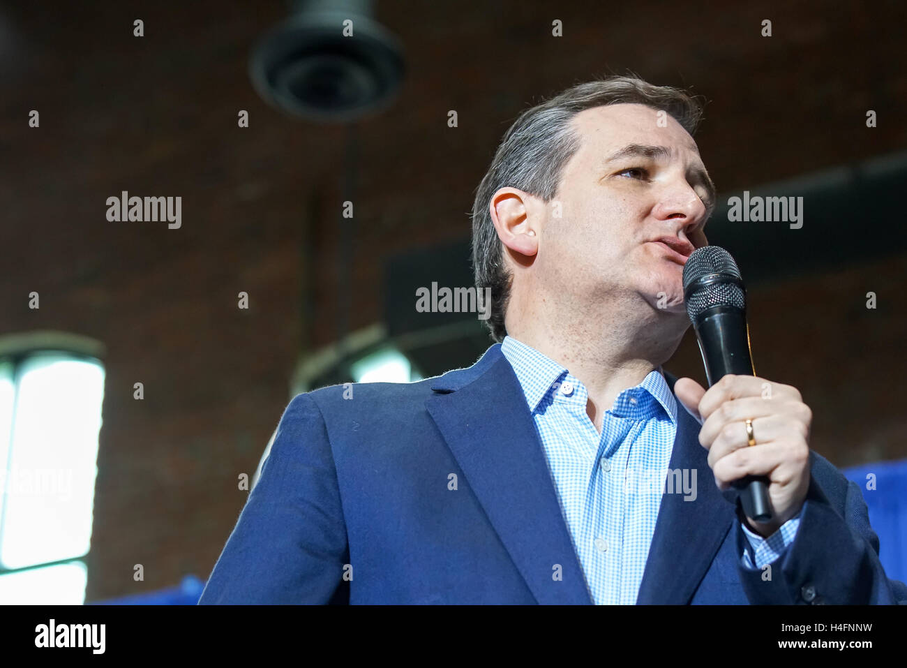 Le sénateur Ted Cruz face aux partisans, à la recherche de droite au rallye avec Ted Cruz à Jeffersonville, Indiana. Banque D'Images