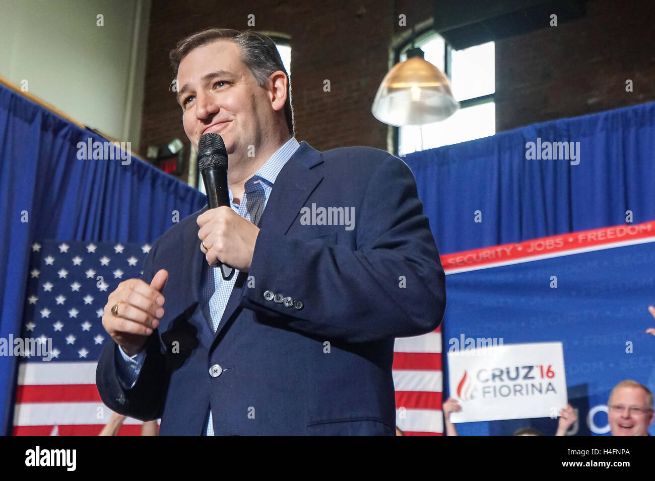 Personnes âgées, de supports, d'écoute, Rallye avec Ted Cruz à Jeffersonville, Indiana. Banque D'Images