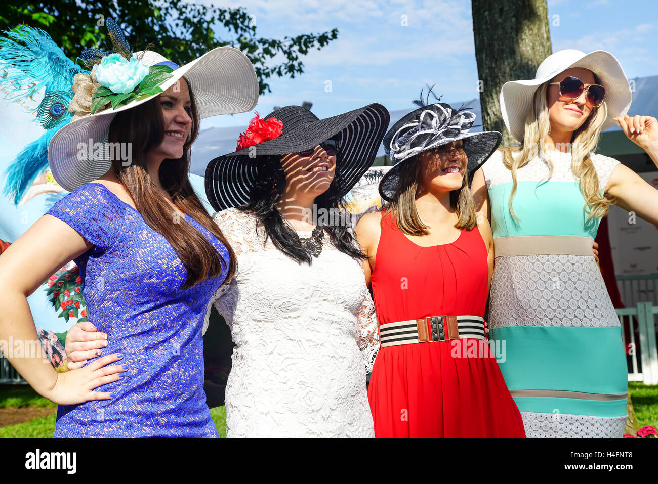 Quatre dames présentes leurs chapeaux colorés Kentucky Derby à la Police provinciale de l'Ontario Photo de spot. Banque D'Images