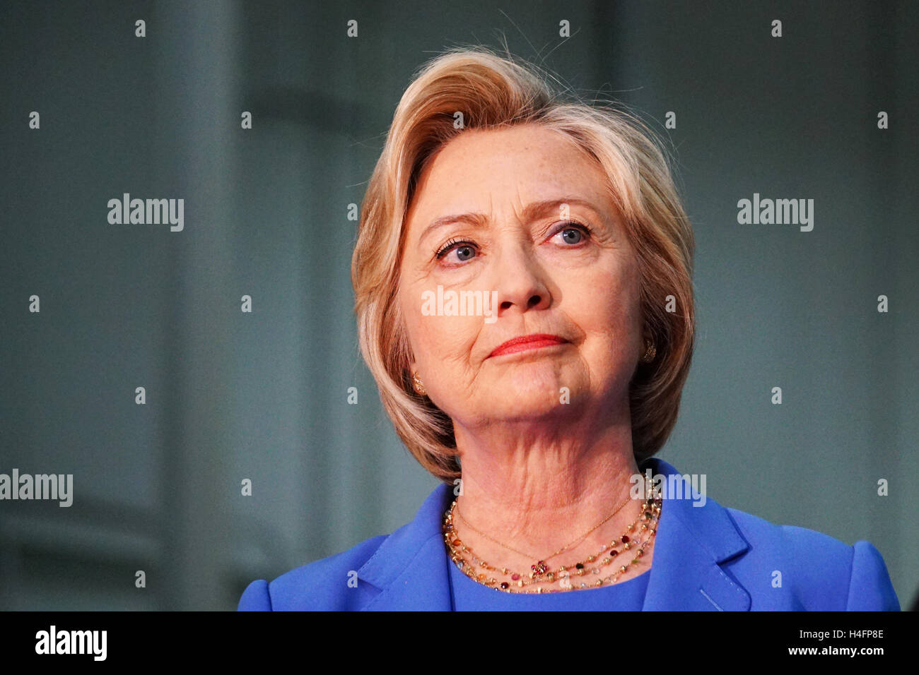 Le candidat présidentiel démocrate Hillary Clinton parle pendant un rassemblement le 15 mai 2016 à Louisville, Kentucky. Banque D'Images