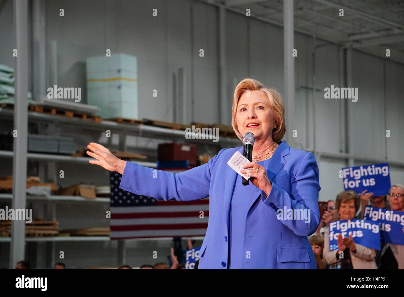 Le candidat présidentiel démocrate Hillary Clinton parle pendant un rassemblement le 15 mai 2016 à Louisville, Kentucky. Banque D'Images