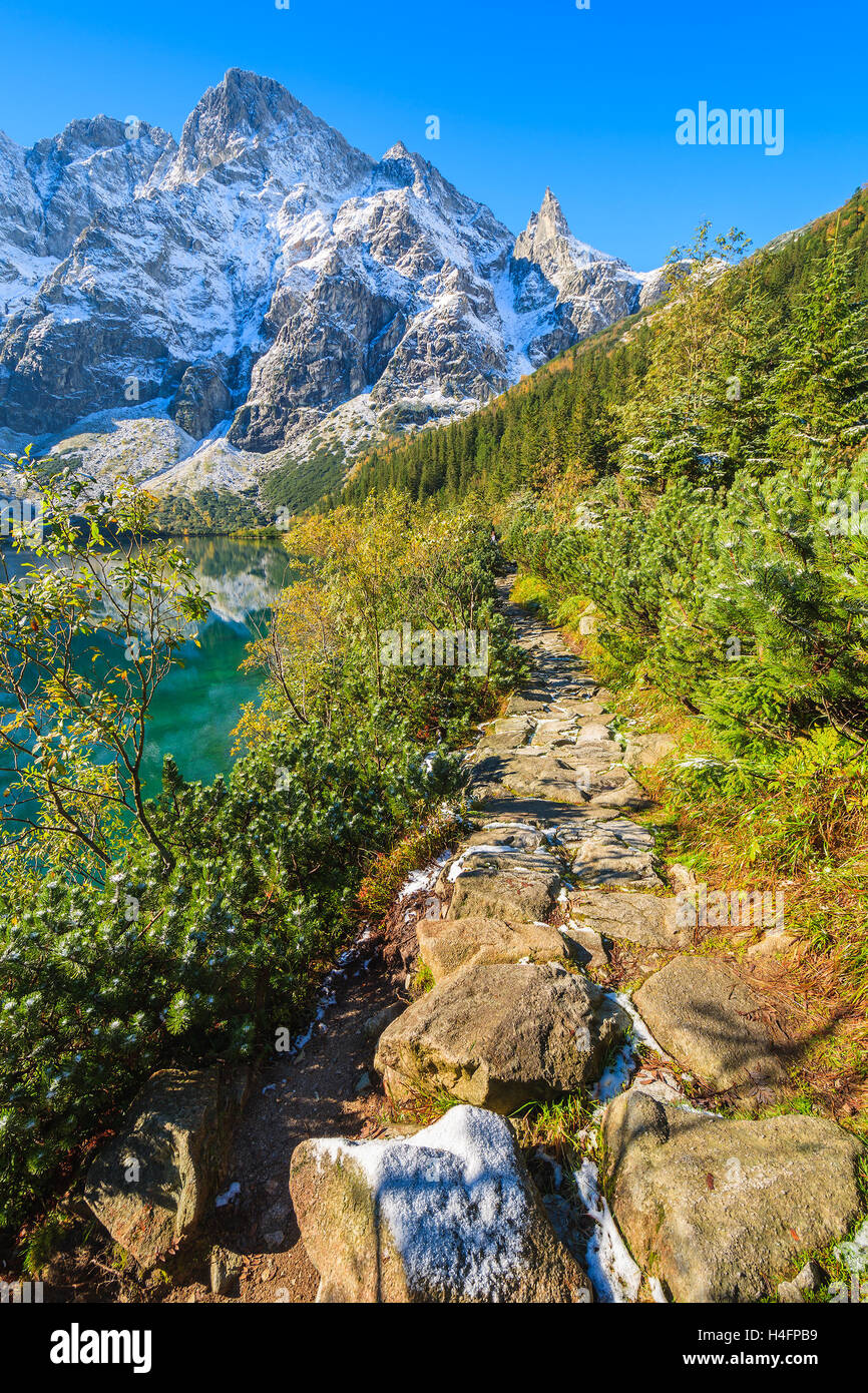 Chemin le long du lac Morskie Oko en automne avec de la neige fraîche sur les Tatras, Pologne Banque D'Images