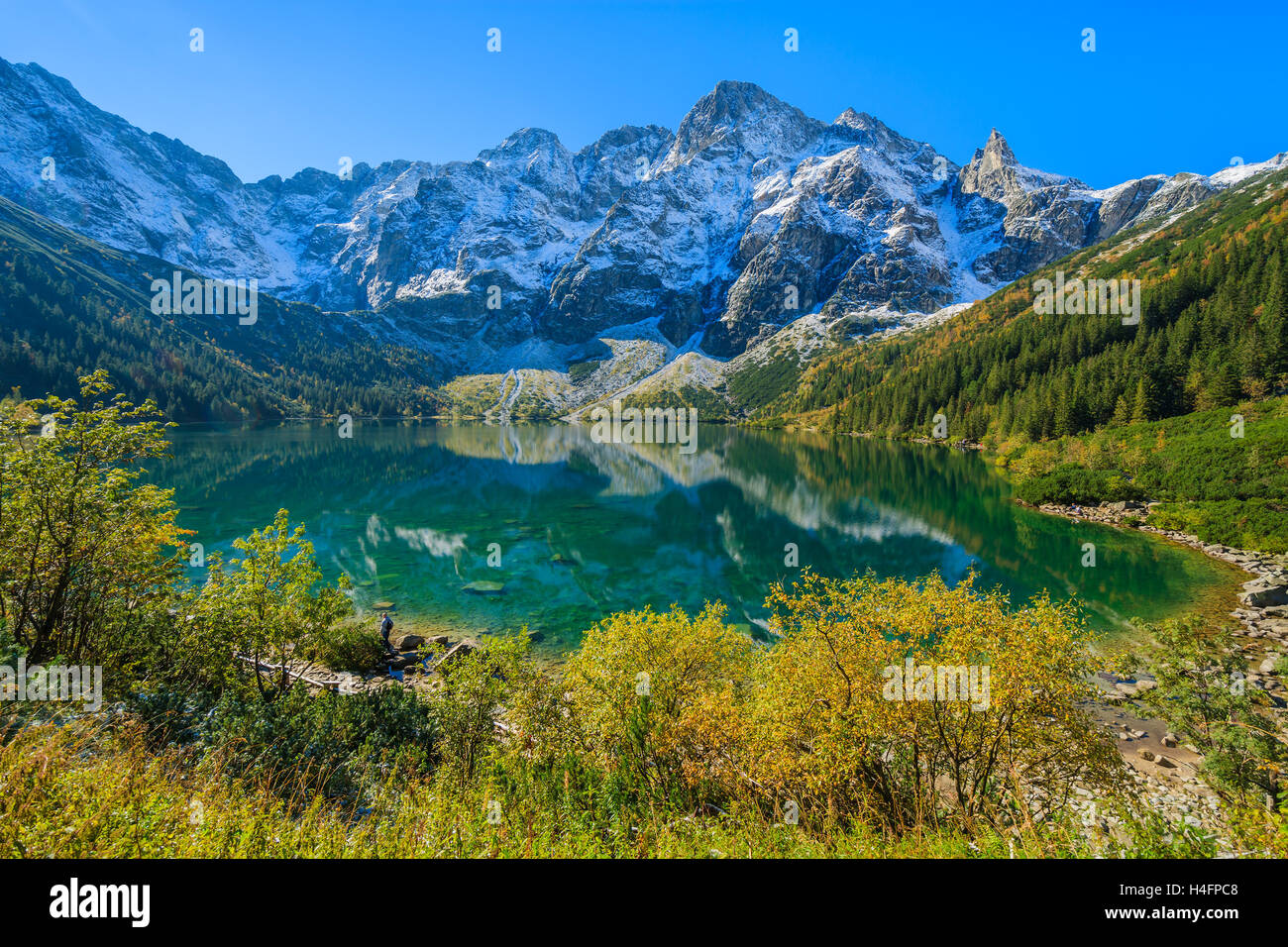 Le lac Morskie Oko dans couleurs d'automne avec des pics couverts de neige, les Hautes Tatras, Pologne Banque D'Images