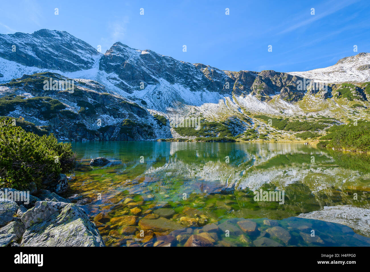 Beau lac alpin dans la vallée Gąsienicowa en automne, saison des Hautes Tatras, Pologne Banque D'Images