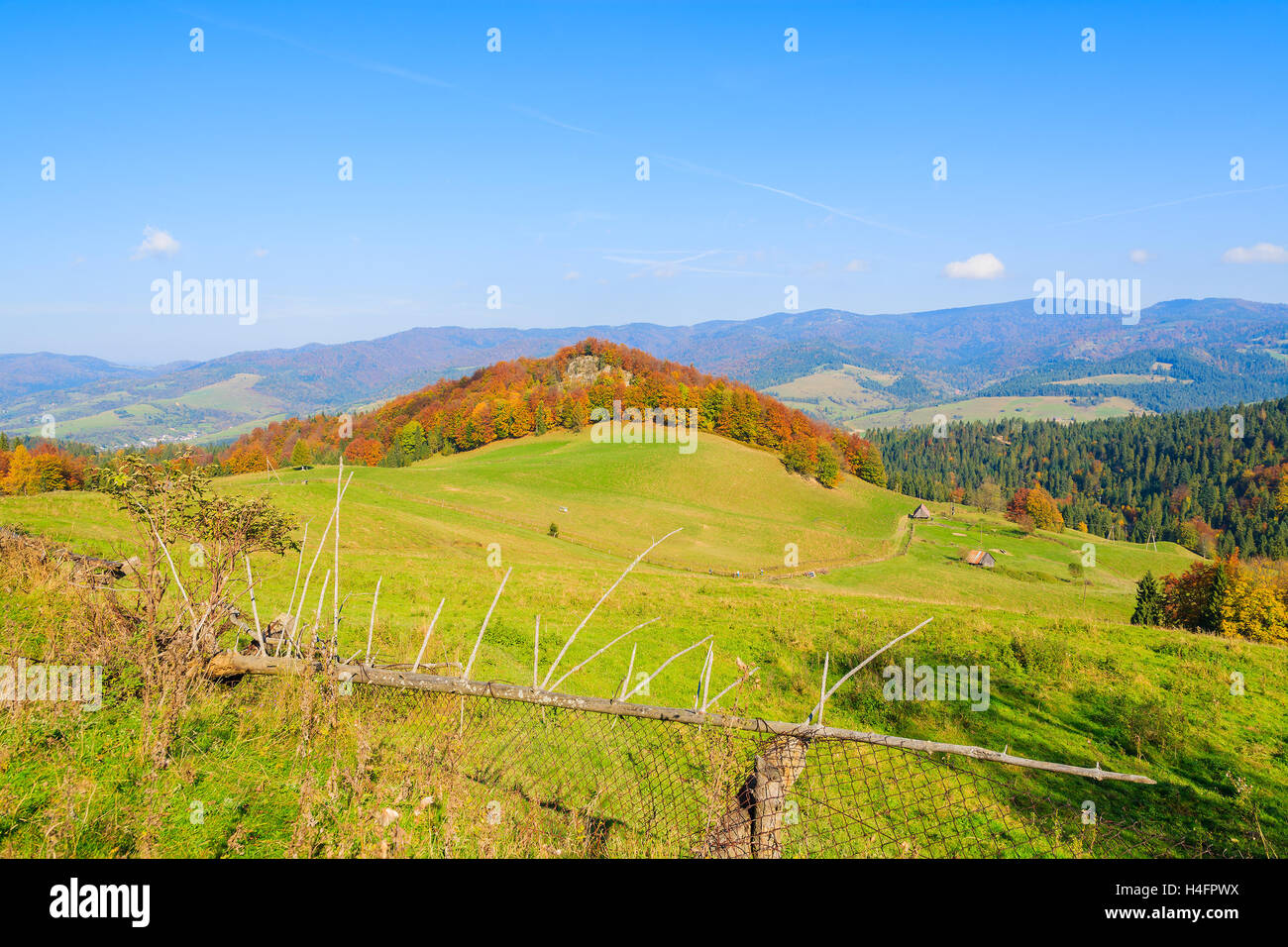 Clôture sur champ vert par beau jour d'automne dans les montagnes de Pieniny, Pologne Banque D'Images