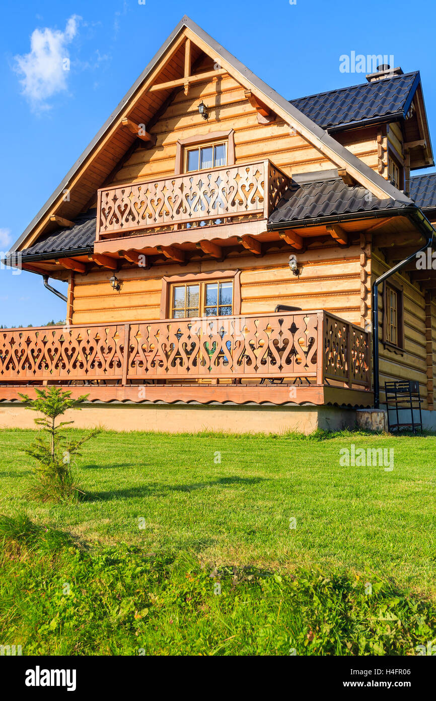 Maison de montagne en bois construit à partir de bois de sciage aux beaux jours, les montagnes Pieniny, Pologne Banque D'Images