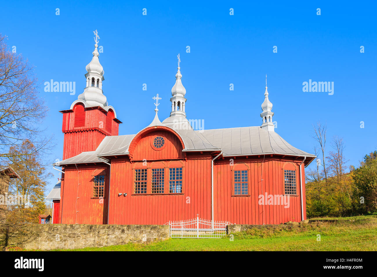 En bois rouge vieille église catholique orthodoxe dans Czyrna Beskid Niski village, Montagnes, Pologne Banque D'Images