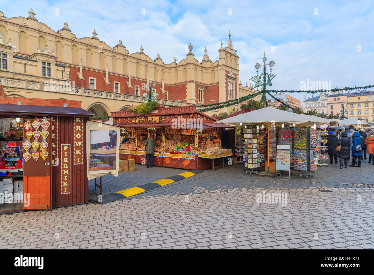 Cracovie, Pologne - DEC 10, 2014 : Marché de Noël à Cracovie. De nombreux touristes visitent cette célèbre ville européenne d'acheter des produits traditionnels de Pologne et profitez des fêtes de Noël. Banque D'Images