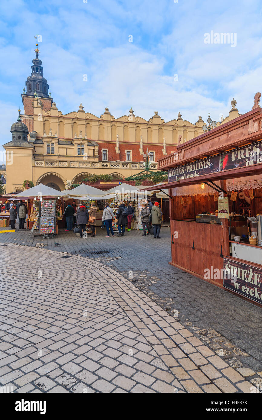 Cracovie, Pologne - DEC 10, 2014 : Marché de Noël à Cracovie. De nombreux touristes visitent cette célèbre ville européenne d'acheter des produits traditionnels de Pologne et profitez des fêtes de Noël. Banque D'Images