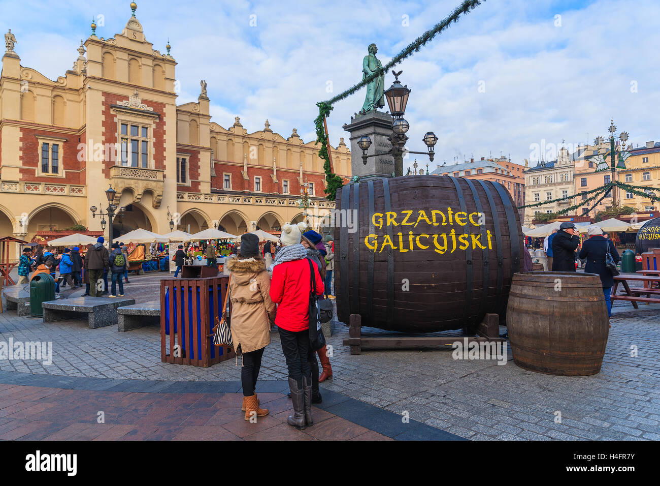Cracovie, Pologne - DEC 10, 2014 : Marché de Noël à Cracovie. De nombreux touristes visitent cette célèbre ville européenne d'acheter des produits traditionnels de Pologne et profitez des fêtes de Noël. Banque D'Images