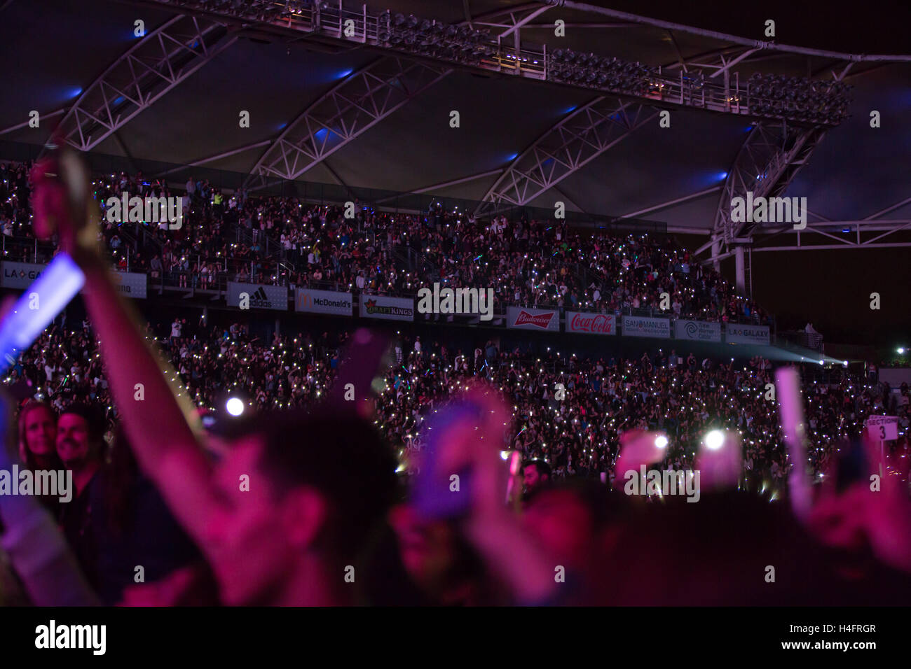 Fans holding cell phone flash lights atmosphère à 102.7 KIIS FM's Wango Tango 2016 à StubHub Center le 14 mai 2016 à Carson, Californie, USA Banque D'Images
