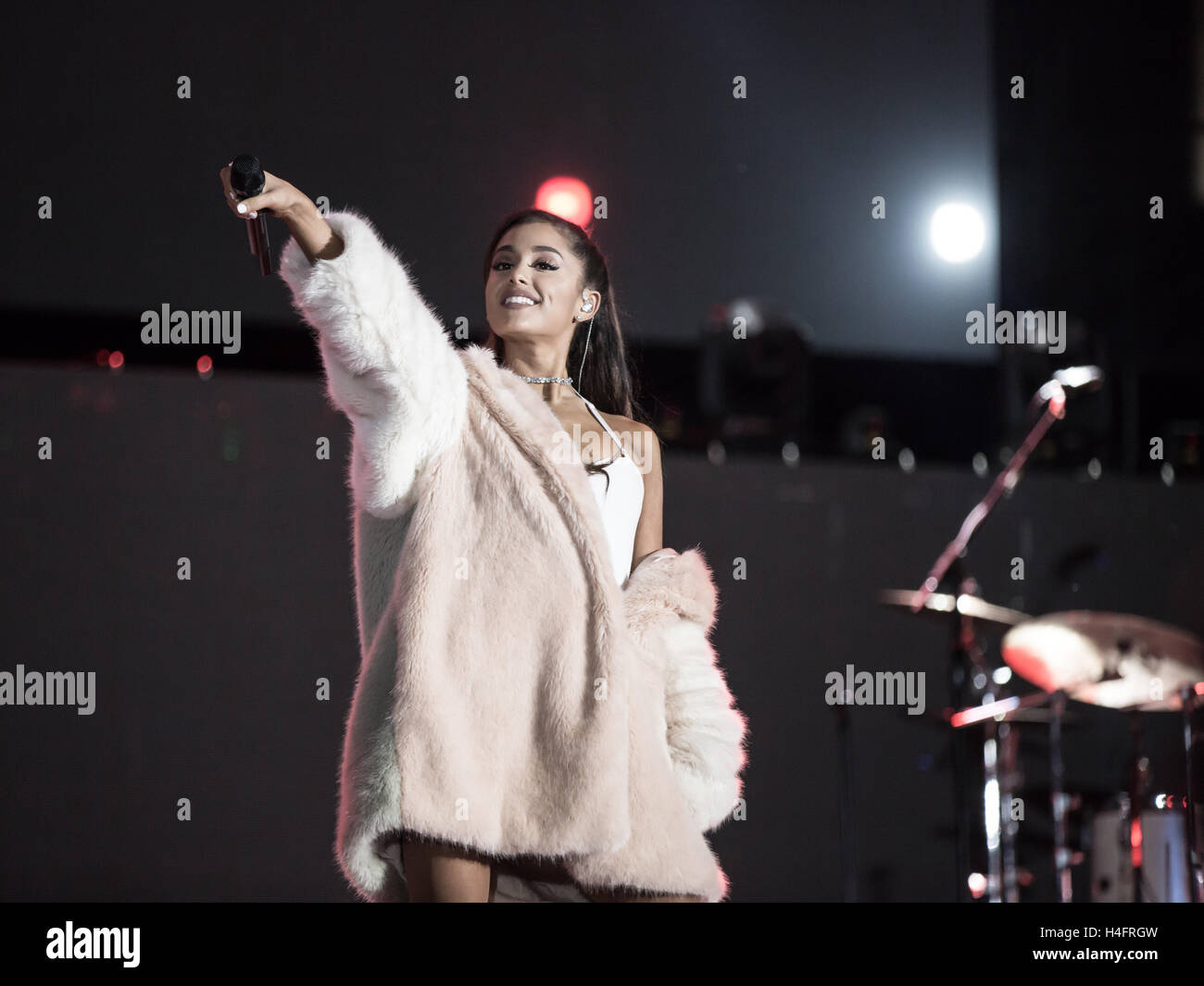 Ariana Grande fonctionne à 102.7 KIIS FM's Wango Tango 2016 à StubHub Center le 14 mai 2016 à Carson, Californie, USA Banque D'Images