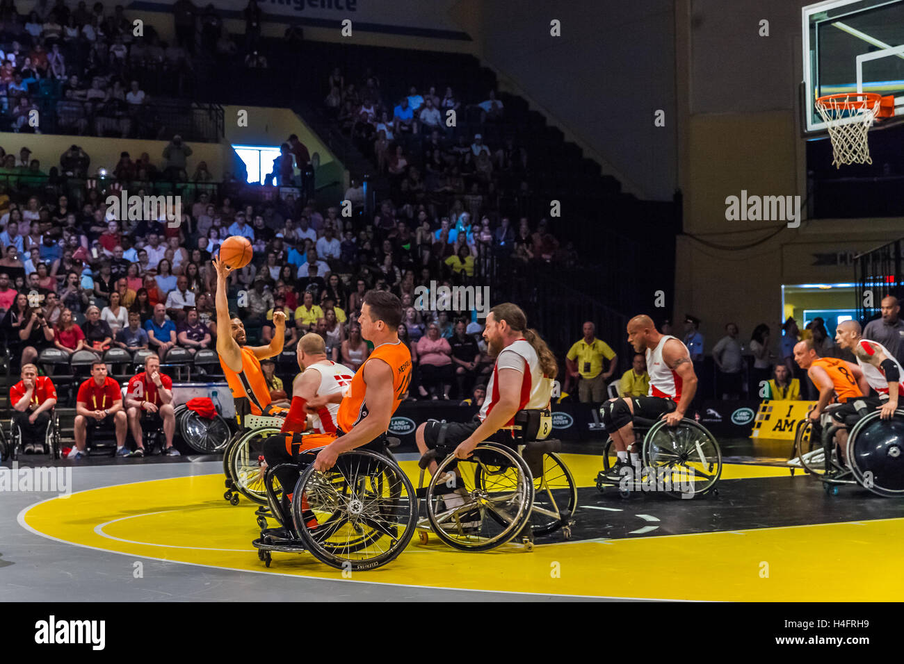 L'équipe de l'équipe du Danemark et Pays-Bas, bataille pour la médaille de bronze, dans la finale de basket-ball en fauteuil roulant de l'Invictus Games le 12 mai 2016 à l'ESPN Wide World of Sports à Orlando, FL. Les membres de l'équipe Danemark : Soren Bylow, Jakob Larsen, M Banque D'Images