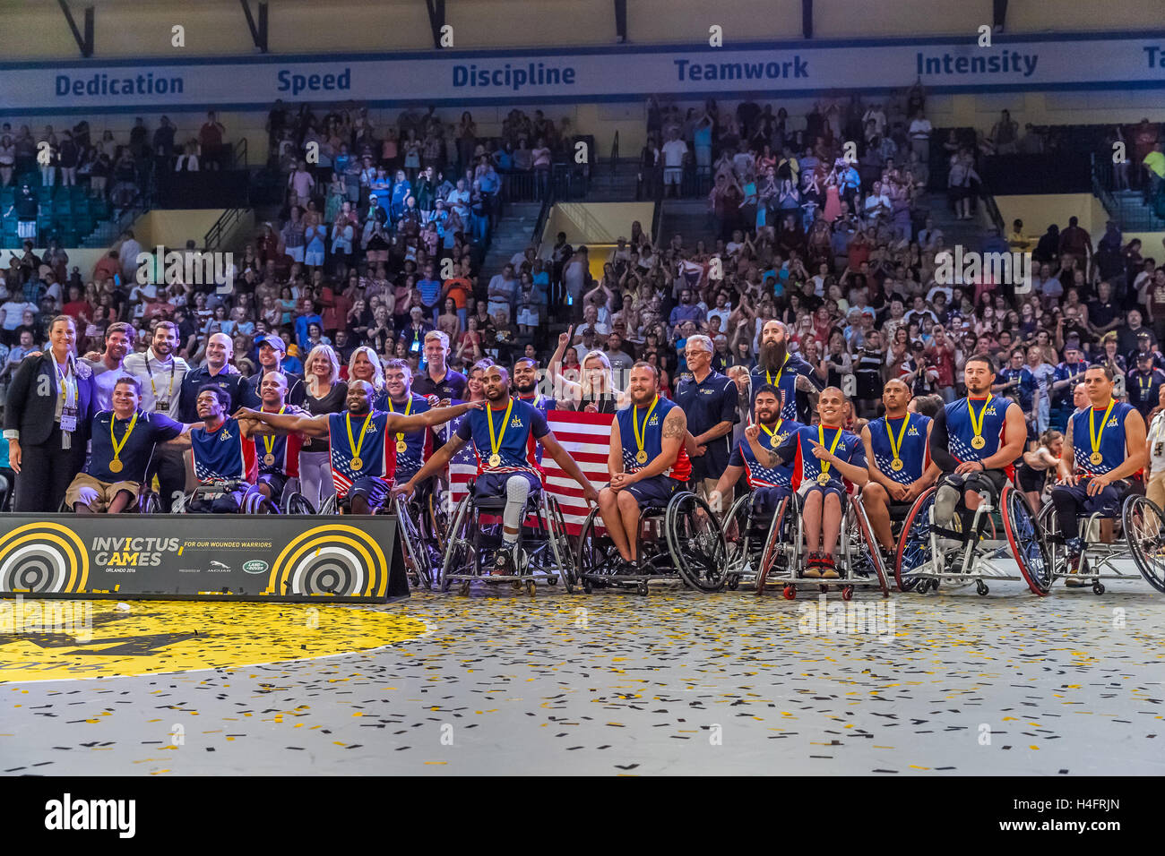 L'équipe américaine a posé pour une photo, après avoir remporté l'or, dans la compétition de basket-ball en fauteuil roulant au cours de l'Invictus Games le 12 mai 2016 à ESPN Wide World of Sports à Orlando, FL. Les membres de l'équipe États-unis : Chuck Armistead, Jason Ellis, Adam Chariot Hyge Banque D'Images