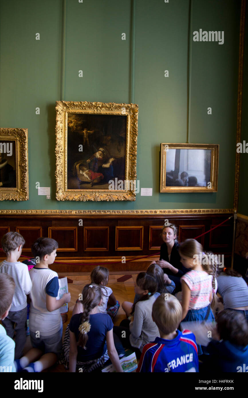 Les enfants de l'école obtenir une introduction rapide à certaines des plus grandes sur l'art d'une visite à l'Ermitage à Saint-Pétersbourg, Russie Banque D'Images