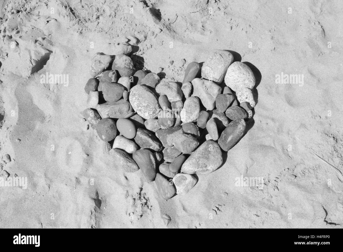 Coeur de cailloux en noir et blanc, Banque D'Images