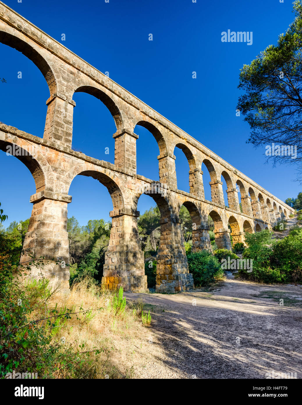 Aqueduc romain à la lumière du soleil du matin près de Tarragone, Espagne Banque D'Images