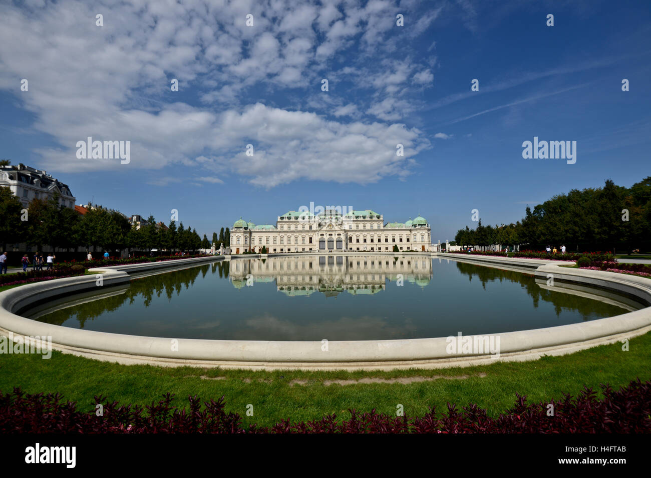 Le Palais du Belvédère, grand angle vue de face du jardin et de la fontaine. Vienne, Autriche Banque D'Images