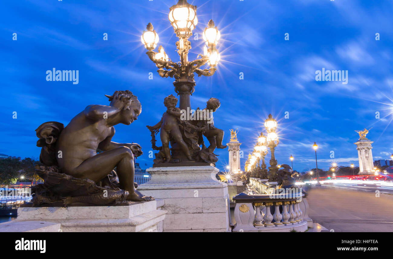 Le pont Alexandre III est un pont en arc pont qui enjambe la Seine à Paris. Il est largement considéré comme le plus fleuri, extrava Banque D'Images