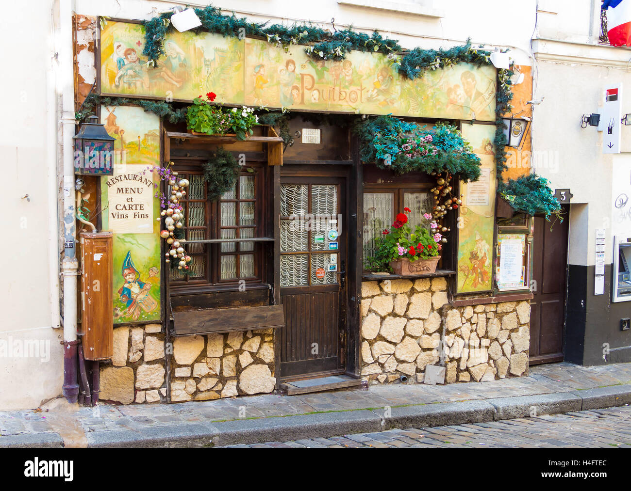 Paris, France-July 09, 2016 : le français traditionnel cafe Poulbot situé dans le pittoresque quartier de Montmartre à Paris. Banque D'Images