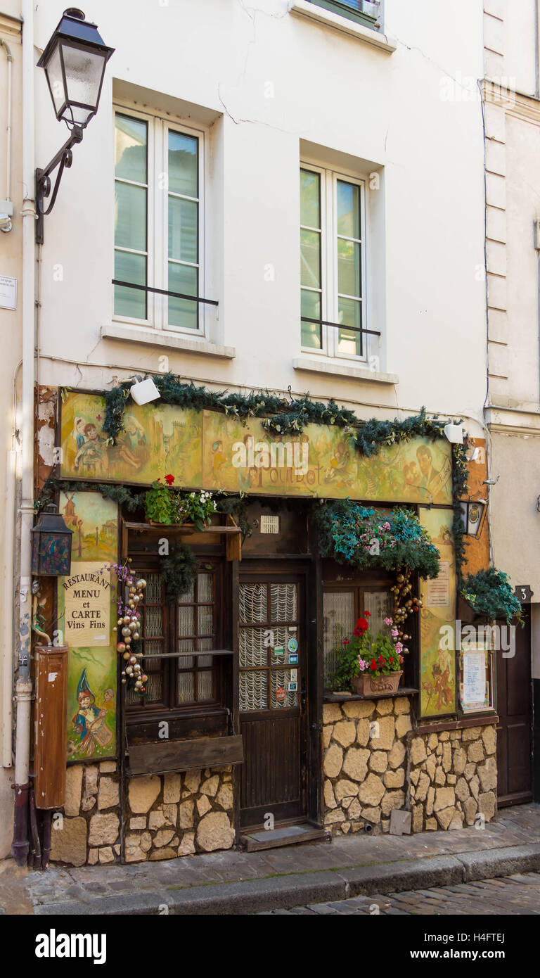 Paris, France-July 09, 2016 : le français traditionnel cafe Poulbot situé dans le pittoresque quartier de Montmartre à Paris. Banque D'Images
