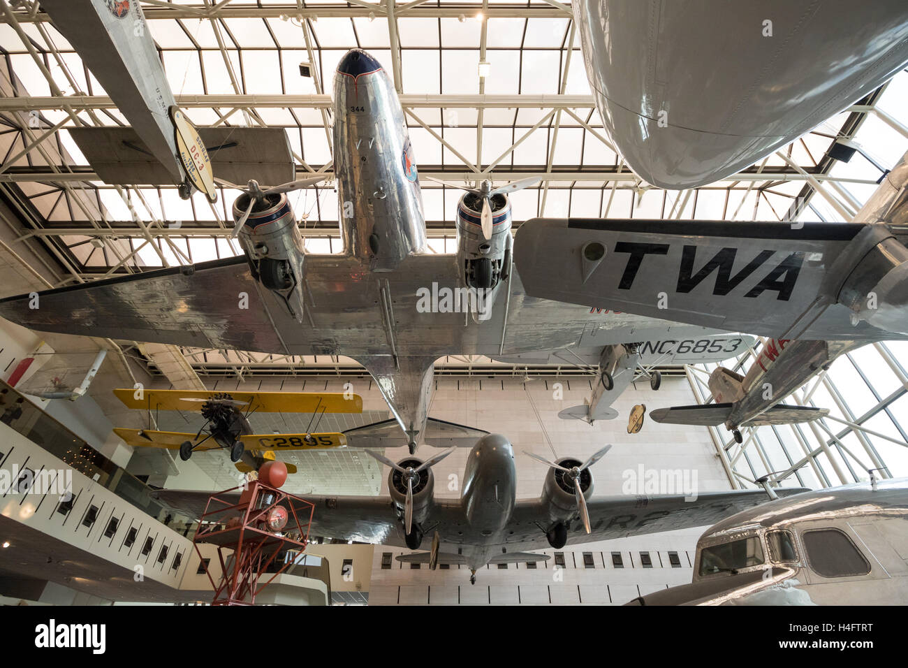 Vue vers le haut des différents plans au Smithsonian's National Air and Space Museum de Washington, DC Banque D'Images