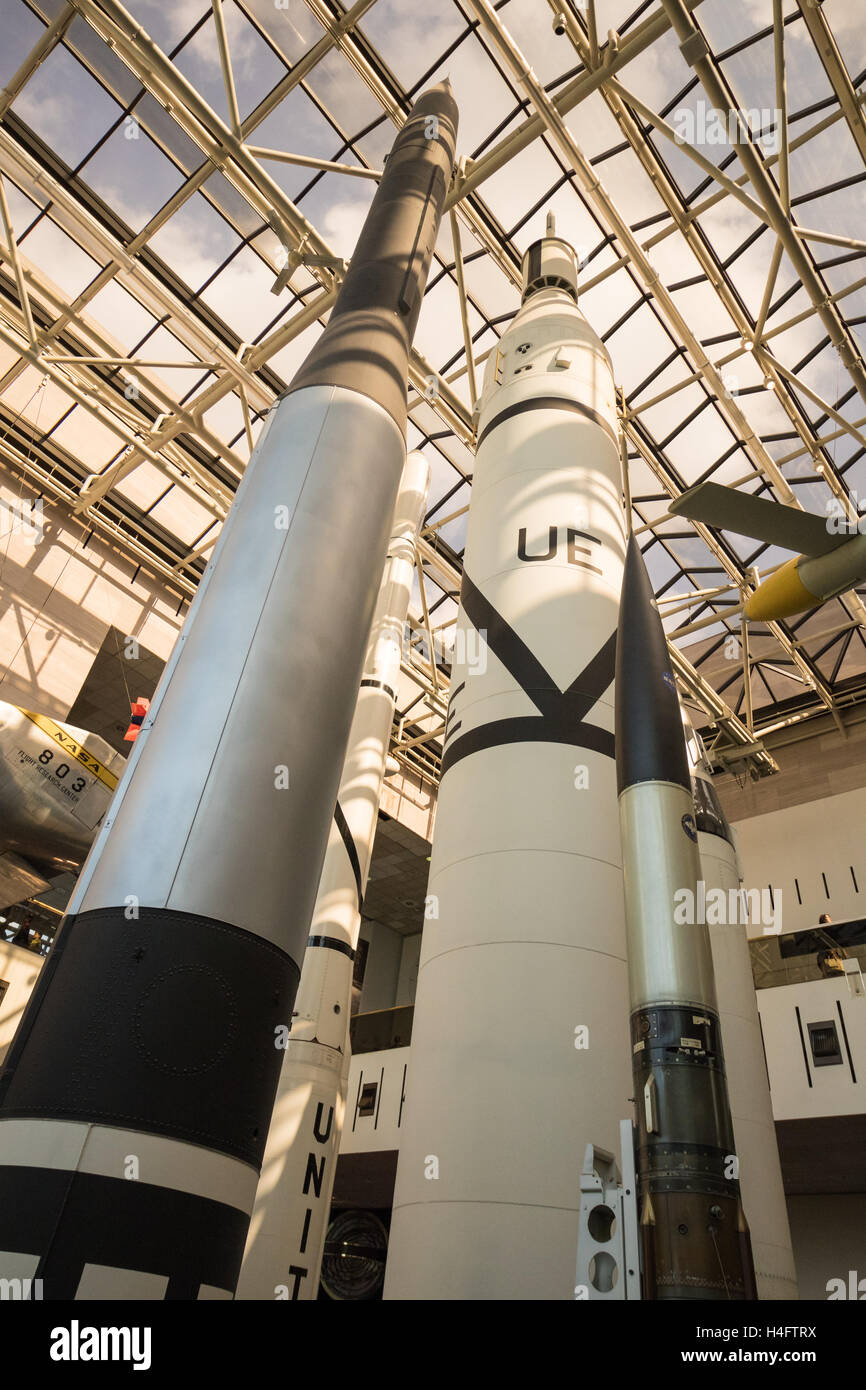 Vue vers le haut des roquettes et des missiles au Smithsonian's National Air and Space Museum de Washington, DC Banque D'Images