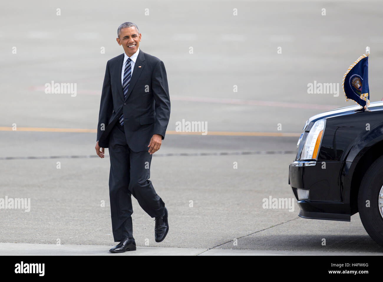 Le président des États-Unis Barack Obama arrive dans l'Air Force One à l'Aéroport International de Seattle-Tacoma, le 24 juin 2016 à Seattle, Washington. Banque D'Images