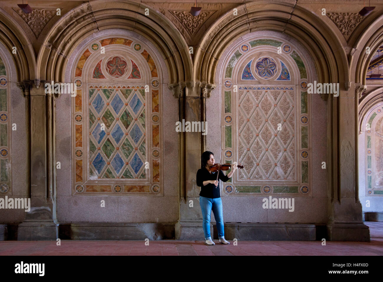 Femme jouant du violon à Bethesda Terrace dans Central Park, à Manhattan. Banque D'Images