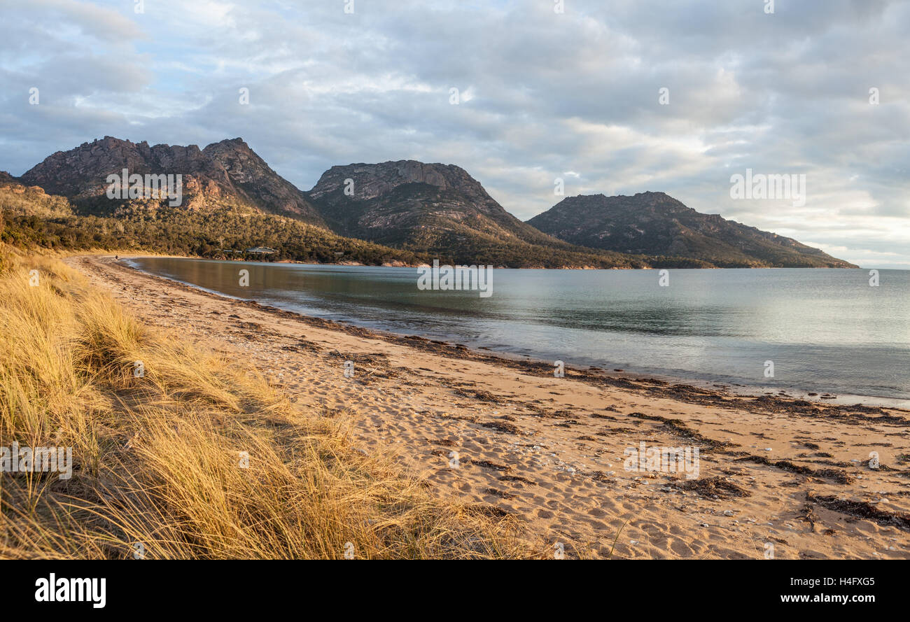 La gamme de montagne dangers vu de Coles Bay au coucher du soleil. Parc national de Freycinet, Tasmanie, Australie Banque D'Images