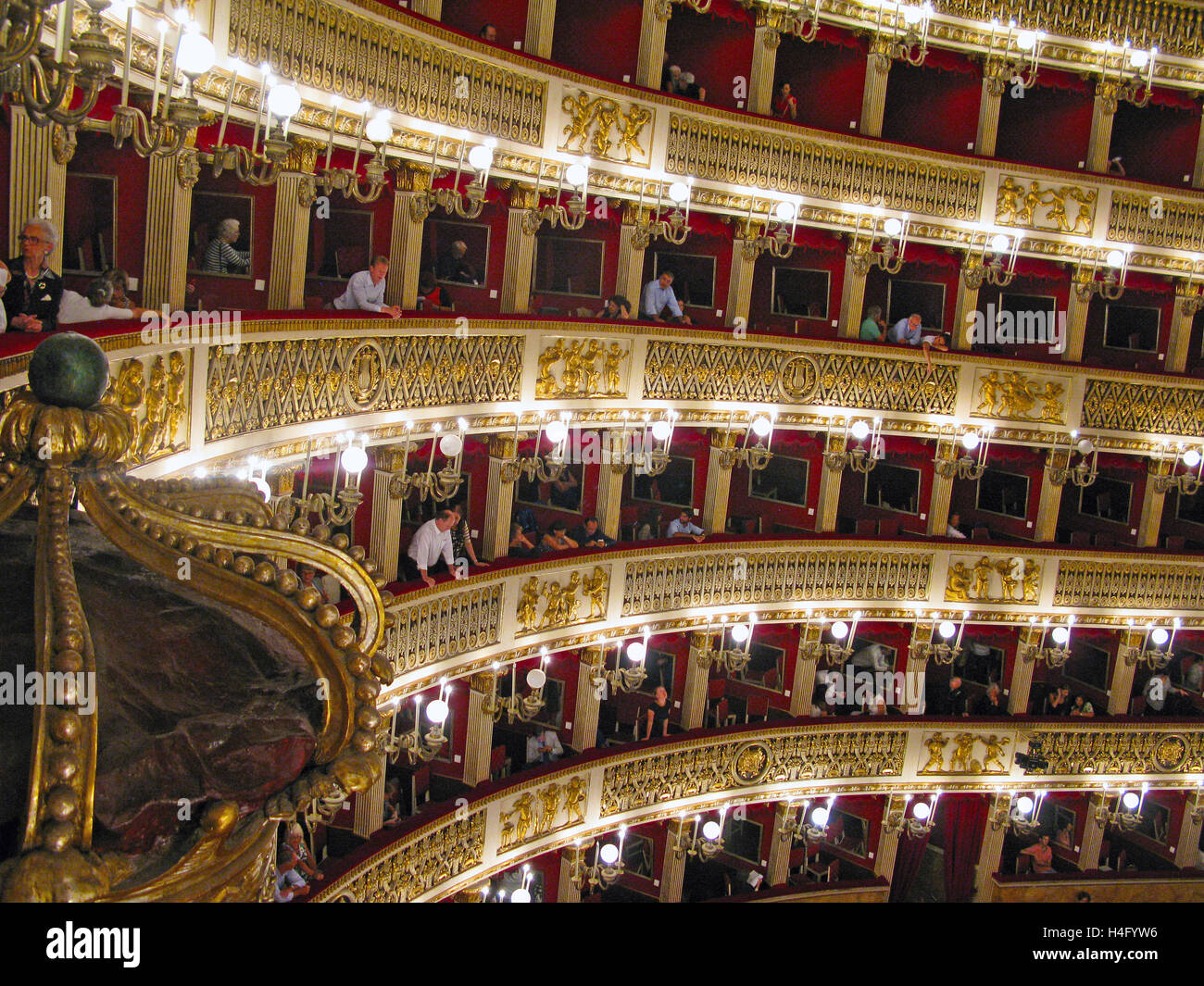 Les boîtes dans le Teatro di San Carlo (Théâtre Royal de Saint Charles) Opéra, Naples, au cours de l'intervalle Banque D'Images
