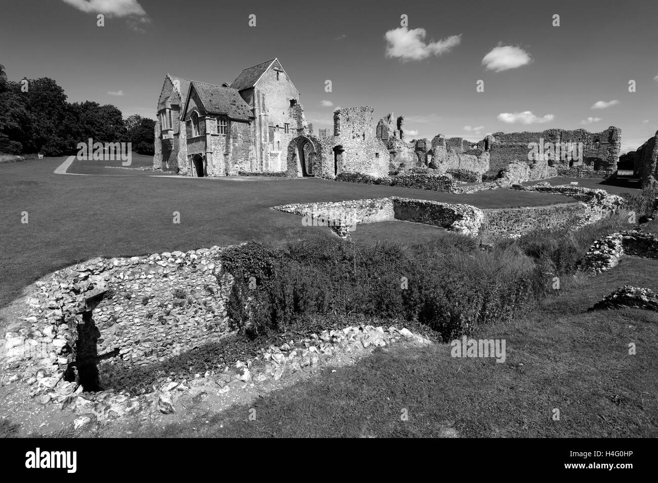 L'été vue sur les ruines du château d'Acre Prieuré, Château village Acres, North Norfolk, England, UK Banque D'Images