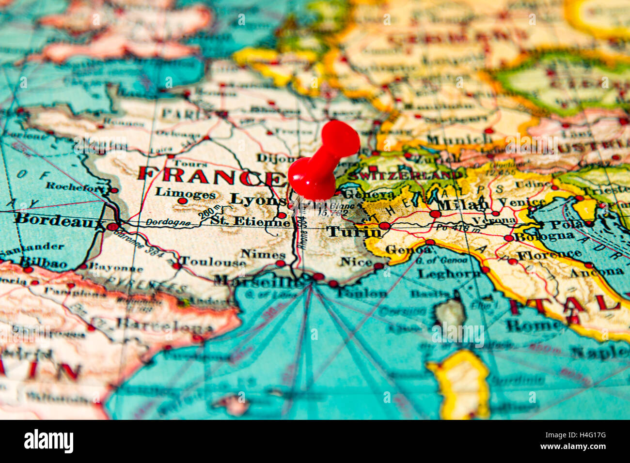 Lyon, France épinglée sur vintage carte de l'Europe Banque D'Images