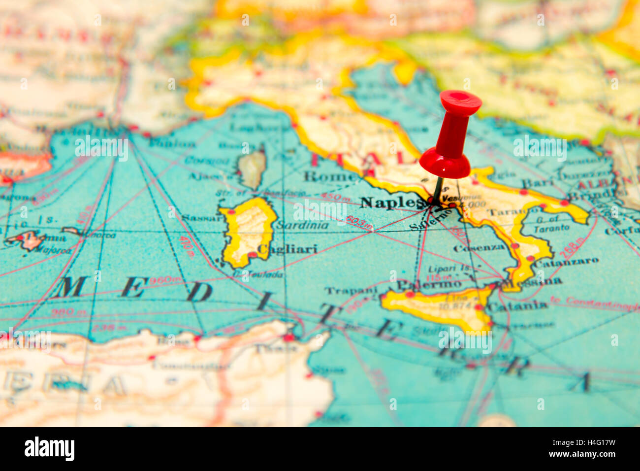 Naples, Italie épinglée sur vintage carte de l'Europe Banque D'Images
