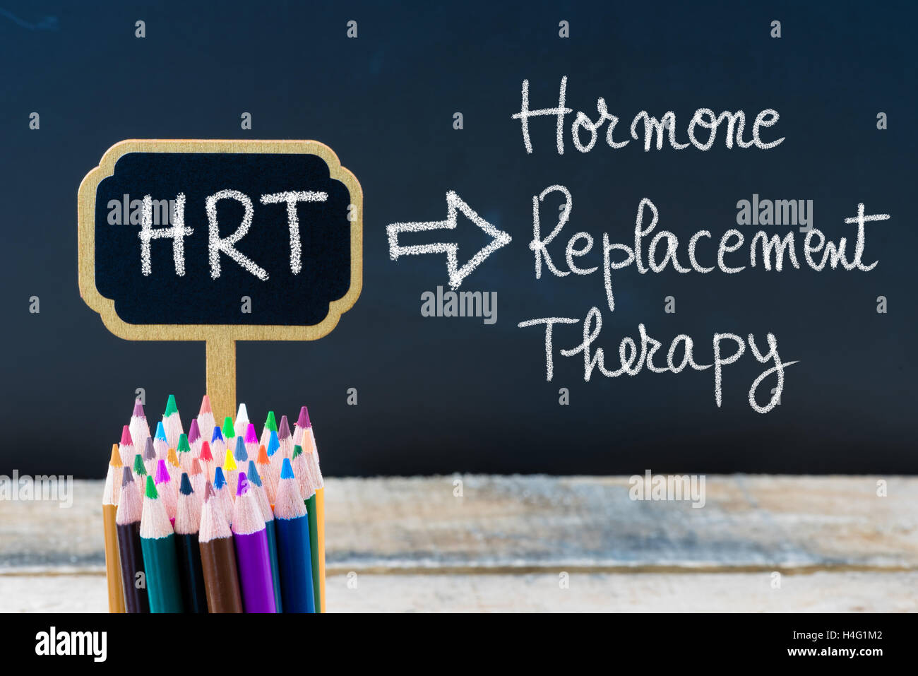 Acronyme d'hormonothérapie l'Hormonothérapie écrit avec la craie sur tableau noir en bois mini étiquettes et tableau arrière-plan. Banque D'Images