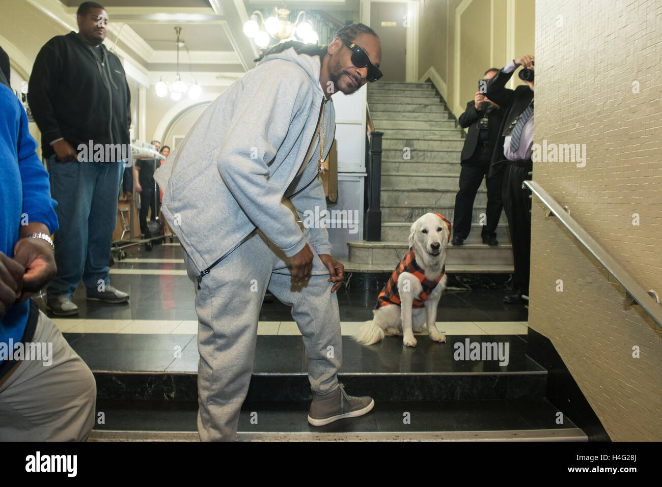 Snoop Dogg pose avec Stanley le chien au Ruby Skye avant son set au Gala des joueurs Photo Stock