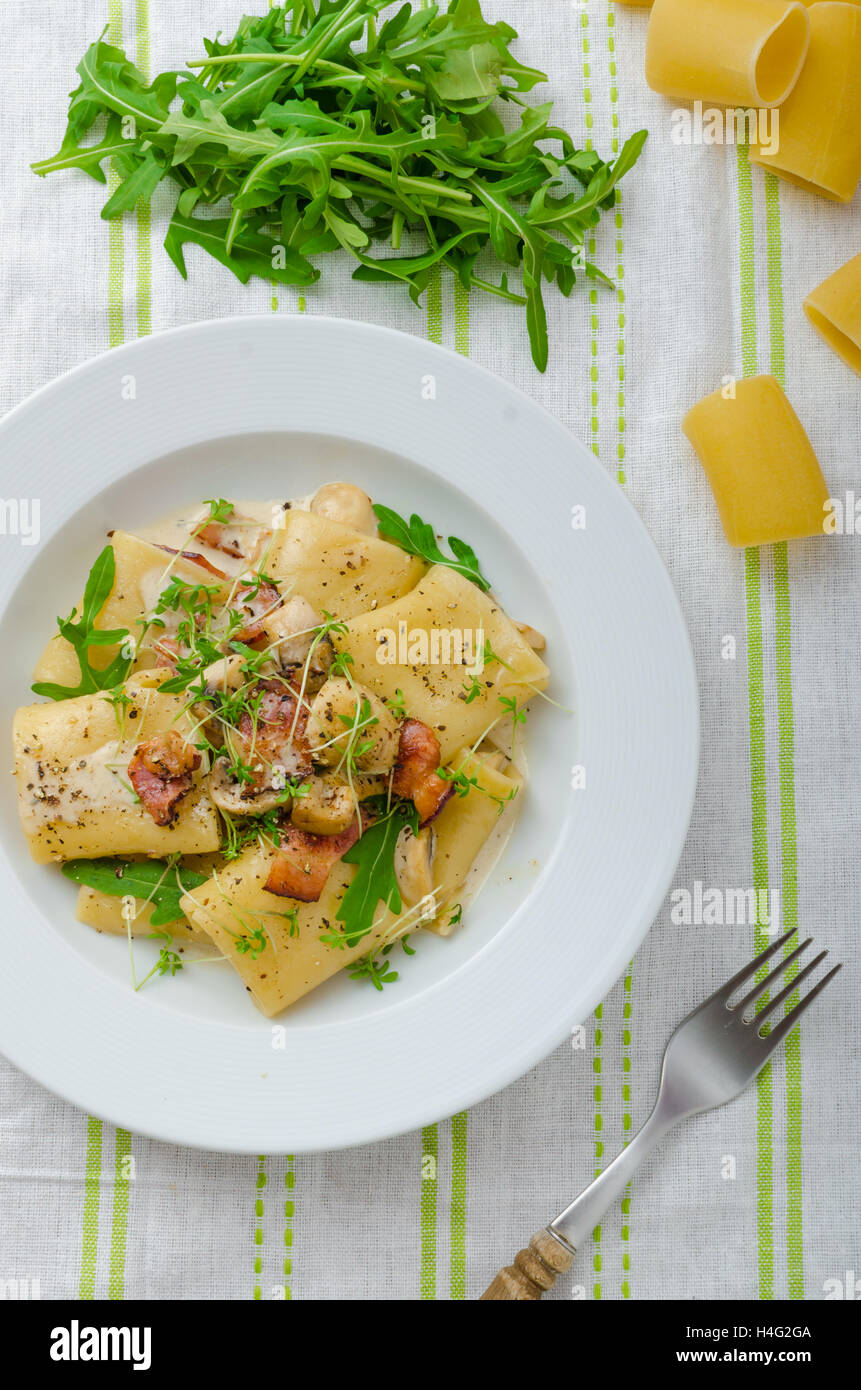 Rigatoni italienne au parmesan, jambon de parme et champignons ...